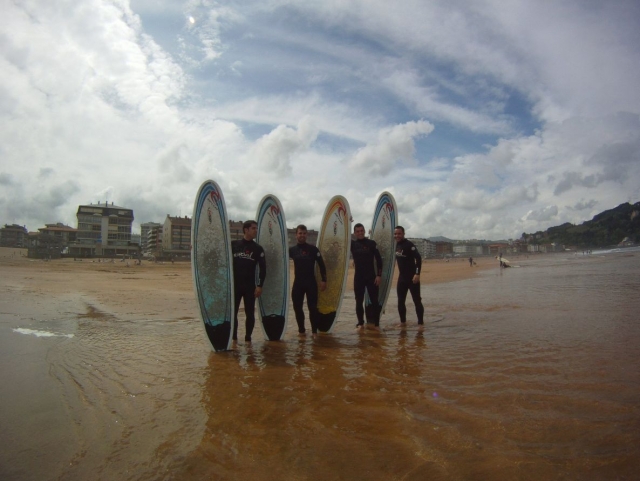 Cada surfer junto a su tabla